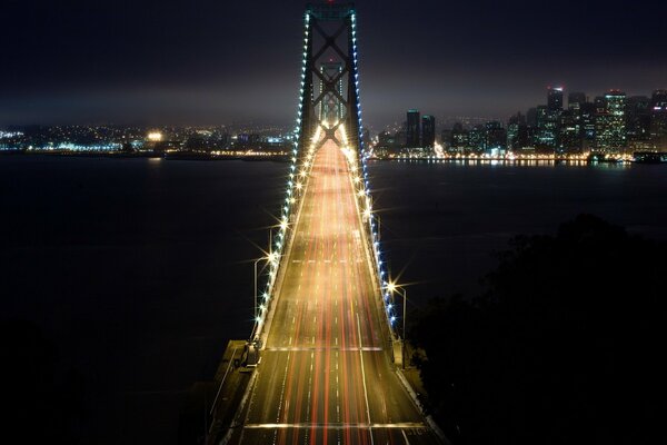 Brücke in der Nacht in einer schönen Stadt