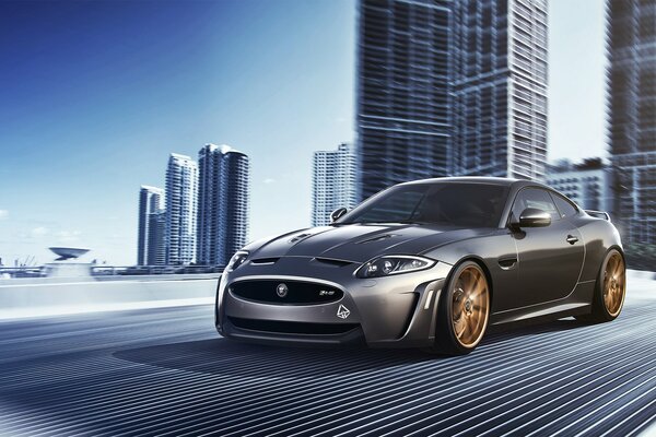 Концепт серебристого jaguar xkr-s на фоне города