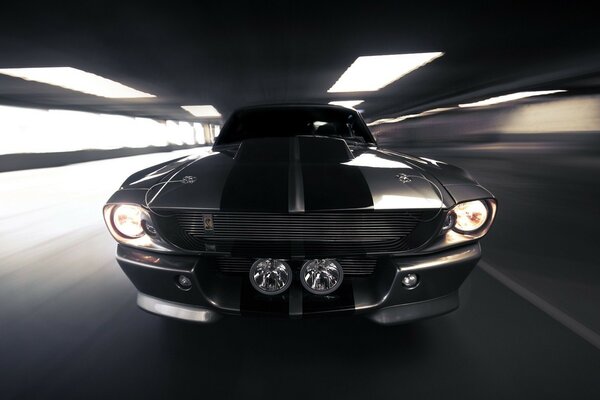 Mustang durante la carrera en el túnel oscuro