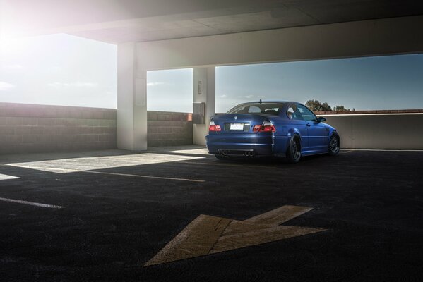 Bleu BMW garé dans un parking