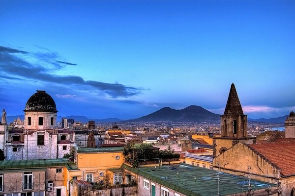 Vista panorámica de la ciudad costera desde los tejados