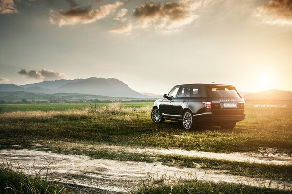 Carta da parati Land Rover sullo sfondo del tramonto