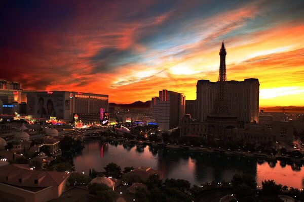 Amanecer brillante desde las ventanas del casino de las Vegas