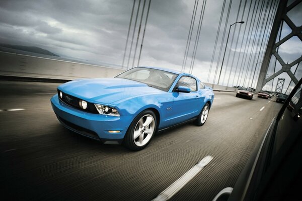 Ford Mustang blu sul ponte