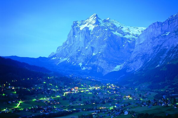 Città in montagna. Luci della città