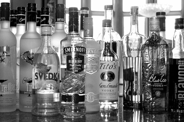 Bouteilles de vodka en noir et blanc