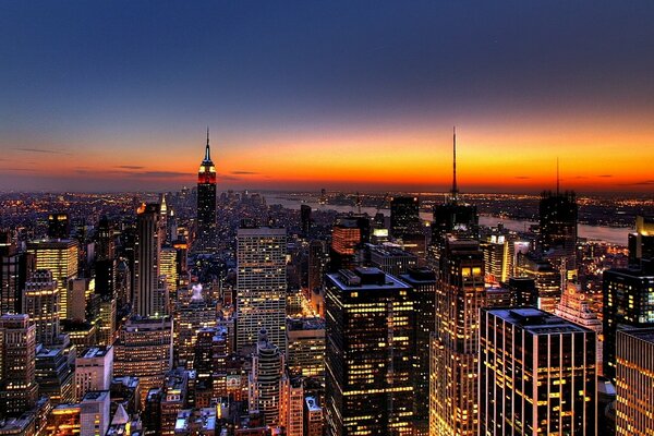 Ciudad nocturna al atardecer con luces