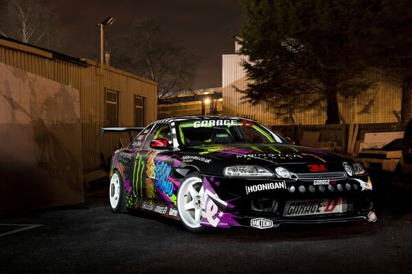 Dans la nuit d une voiture Toyota avec un tuning spectaculaire