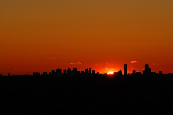 Traumhaft schöner Sonnenuntergang über der Metropole