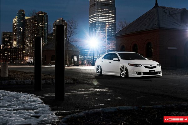 Honda Accord blanco en la calle de la noche