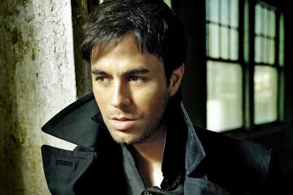 Primer plano de la cara del cantante Enrique iglesias