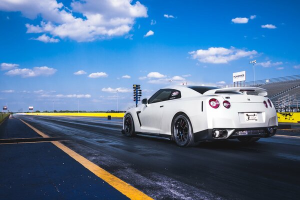 Nissan color blanco contra el cielo