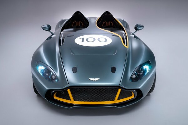 Aston martin cc100 im Profil auf grauem Hintergrund abgebildet