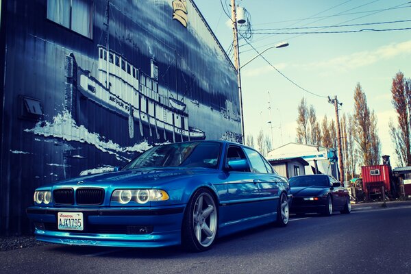 Bleu tuning BMW dans le parking