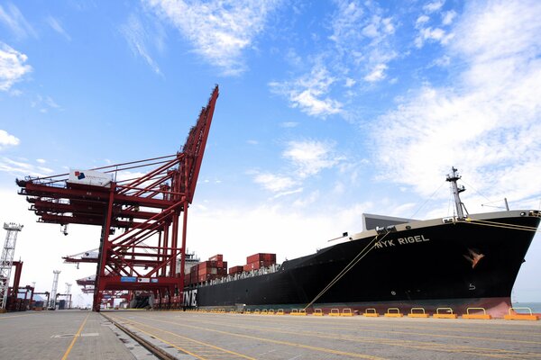 Containerschiff im Hafen zum Verladen