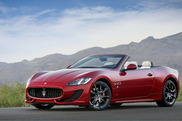 Czerwony Maserati Sport cabrio