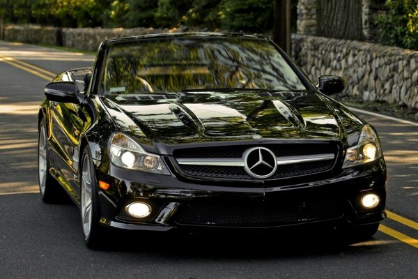 Voiture Mercedes noire sur la route