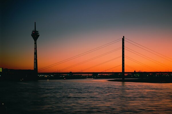 Ville de nuit. Pont. Coucher du soleil