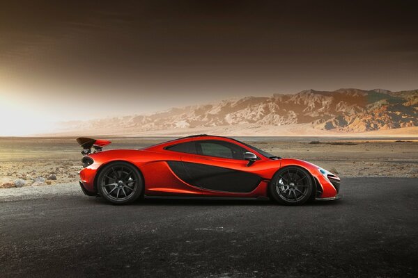 Supercar exotique sur fond de montagnes désertiques