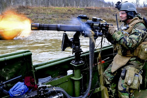 Militärische Uniformen. Ein Soldat. Schütze. Maschinengewehr