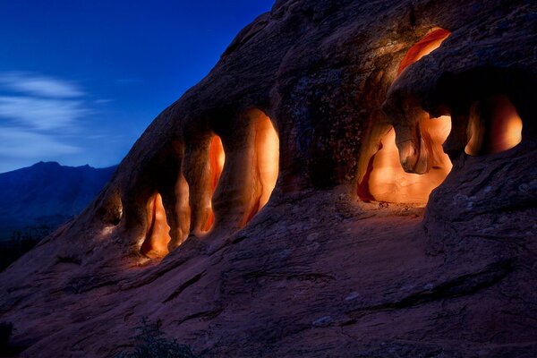 Nacht in den Bergen, in einer Höhle mit Licht