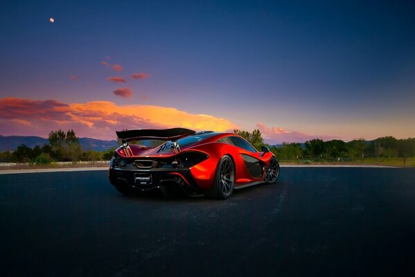 Hipercar naranja contra el hermoso cielo