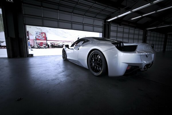 Ferrari 458 in silberner Farbe Rückansicht