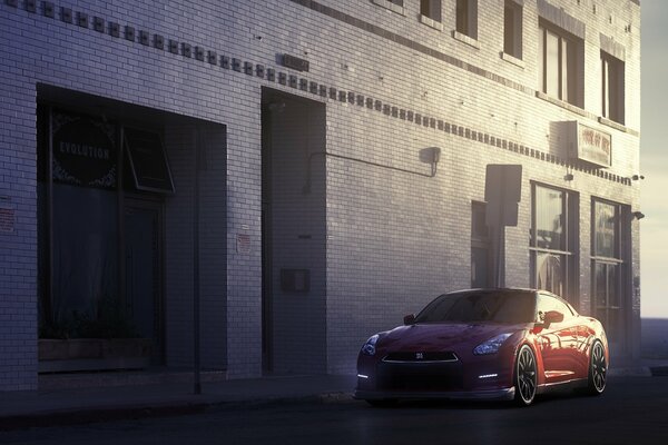 Nissan rojo en el fondo del edificio