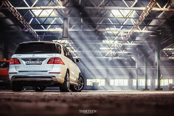 Mercedes benz ml350 AMG dans le hangar