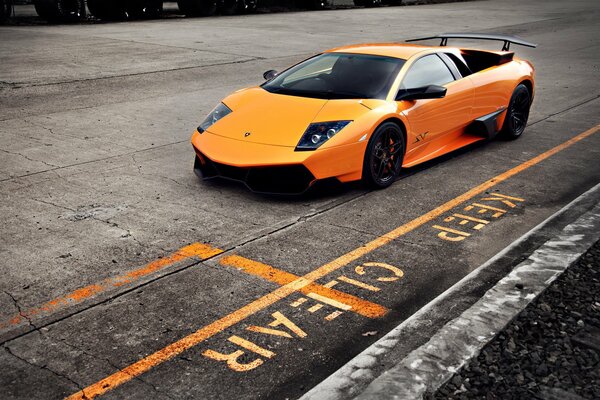 La voiture de sport Lamborghini roule sur la piste