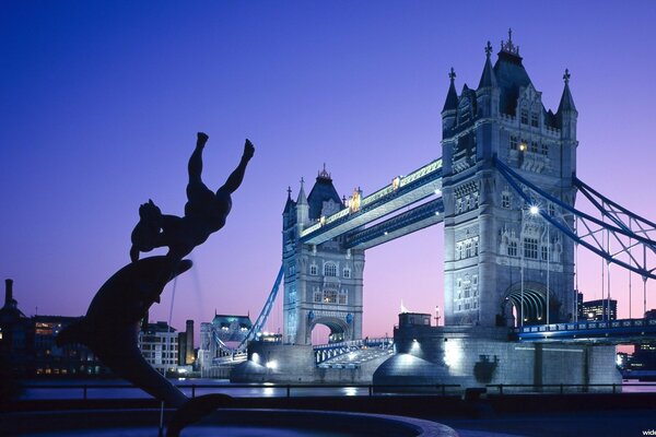 Die Lichter der Londoner Nacht über der Brücke