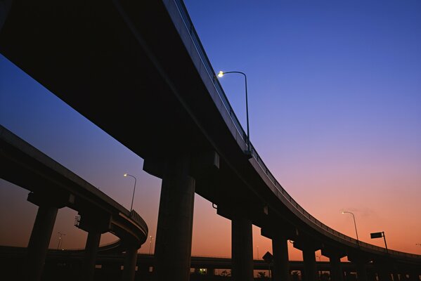 Lichter an der Überführung am Abend