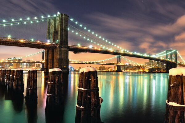 Cielo notturno sullo sfondo del bellissimo ponte di New York