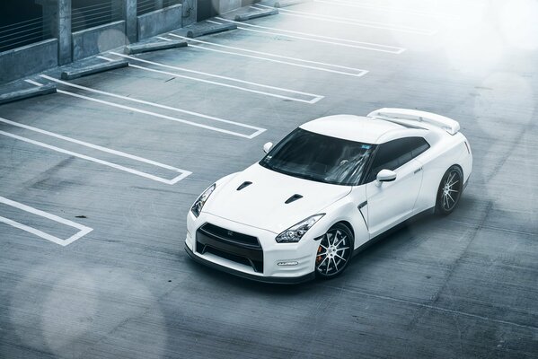 Nissan blanco en el estacionamiento, vista frontal y superior