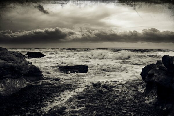 Paisaje del mar en una tormenta en blanco y negro