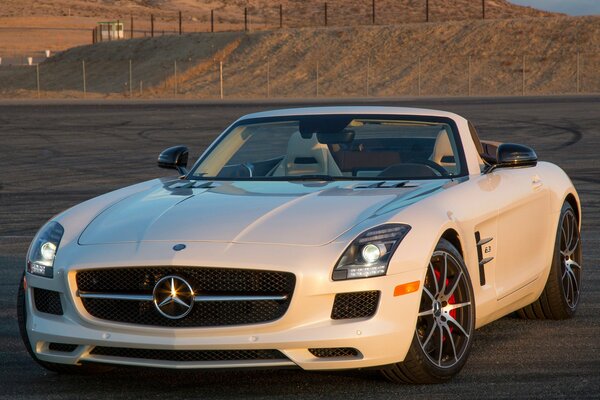 Coche Mercedes Benz color blanco en el fondo de las montañas