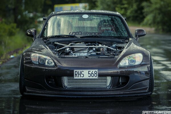 Honda S2000 negro después de la lluvia