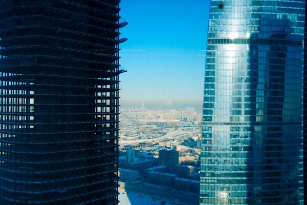 Die Wolkenkratzer von Moskau vor dem Hintergrund des klaren Himmels