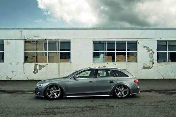 Audi gris contra la pared de fondo