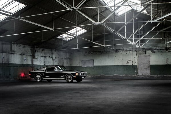 Classics of the automotive industry to hide in a warehouse