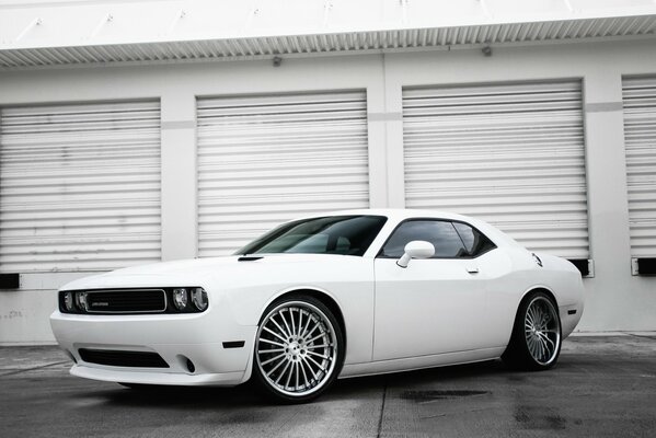 Challenger bianco nel garage. bella auto bianca