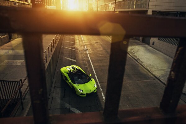 Supercar verde in città al tramonto