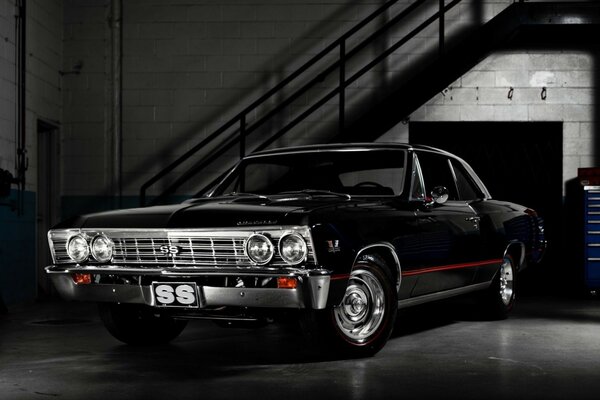 Noir Chevrolet Chevelle milieu de gamme