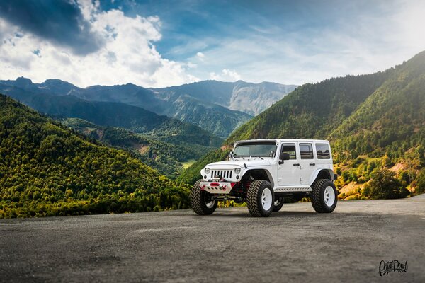 SUV con hermoso paisaje de montaña