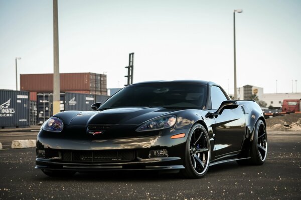 Chevrolet ZR1 negro en medio de un paisaje urbano