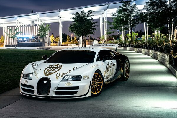 Blanco con Bugatti negro con discos de oro