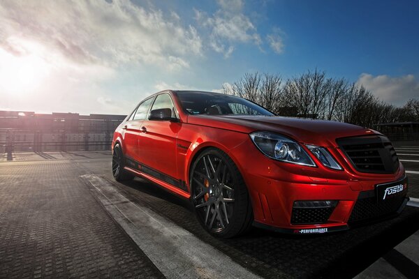 Roter Mercedes-Benz AMG auf Himmelshintergrund