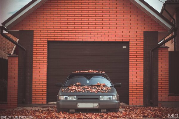 Photo de la machine dans les feuilles d automne