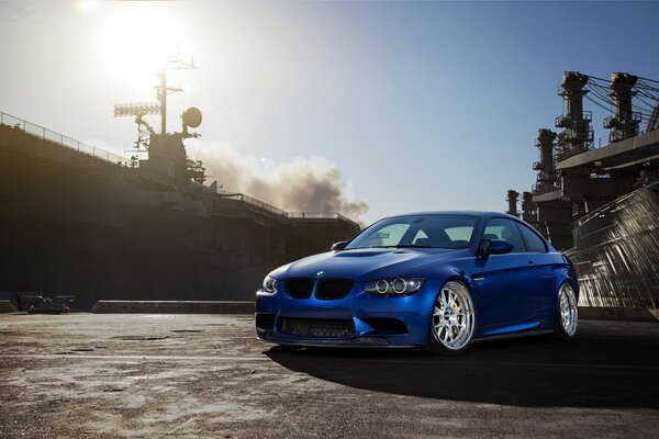 Blauer bmw m3, vor dem Hintergrund von Sonne und Rauch