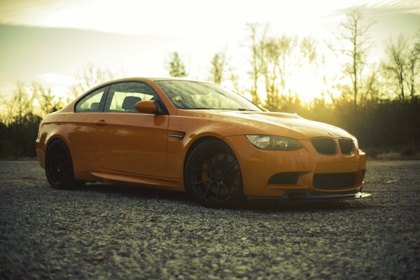 Voiture BMW jaune sur fond de nature